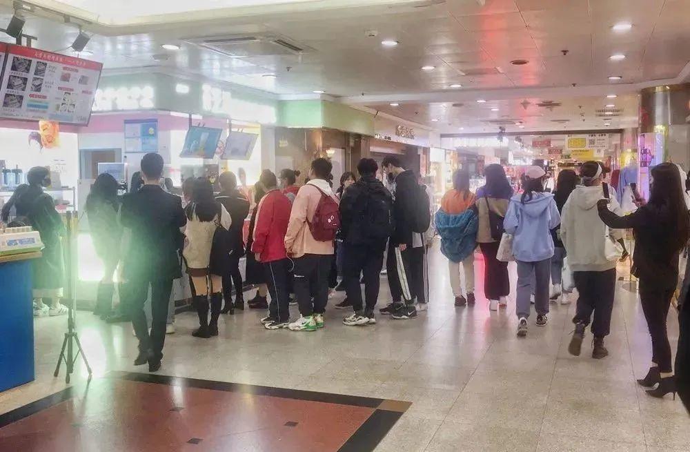 <b>茶芝兰奶茶店加盟是骗局!  | “网红”奶茶店雇人</b>