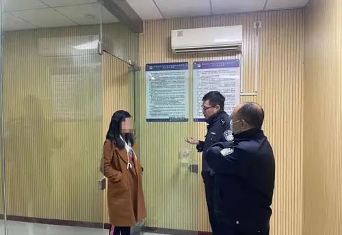 <b>打赏男主播新闻: 一女子诈骗9万余元，全部用来</b>