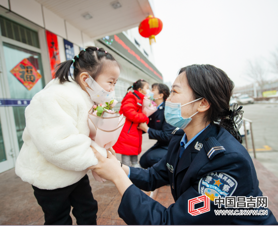 昌吉市建国路派出所民警后裔在给妈妈们献花（图）