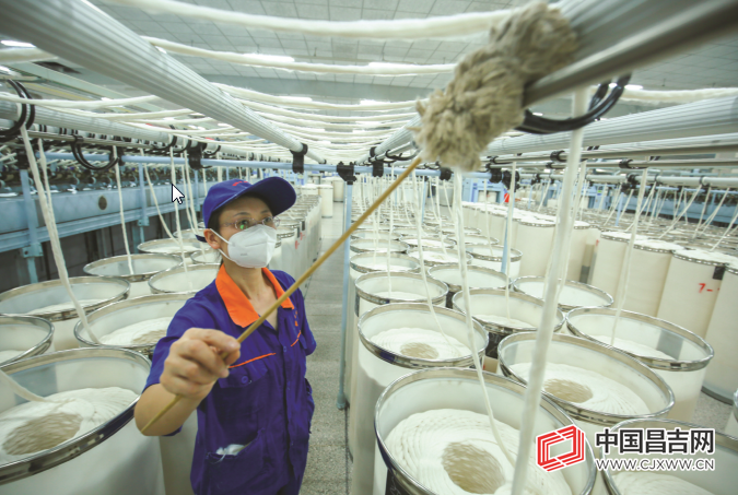 呼图壁县各纺织企业正开足马力忙生产（图）
